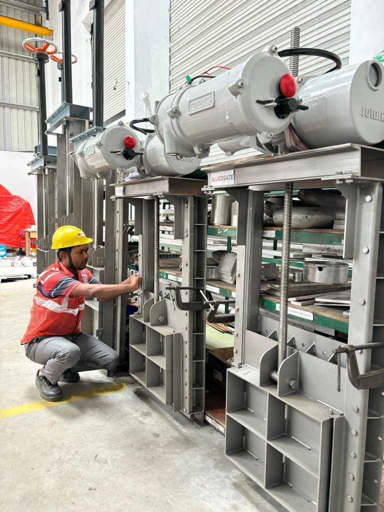 Hydraulic vs. Manual Sluice Gates